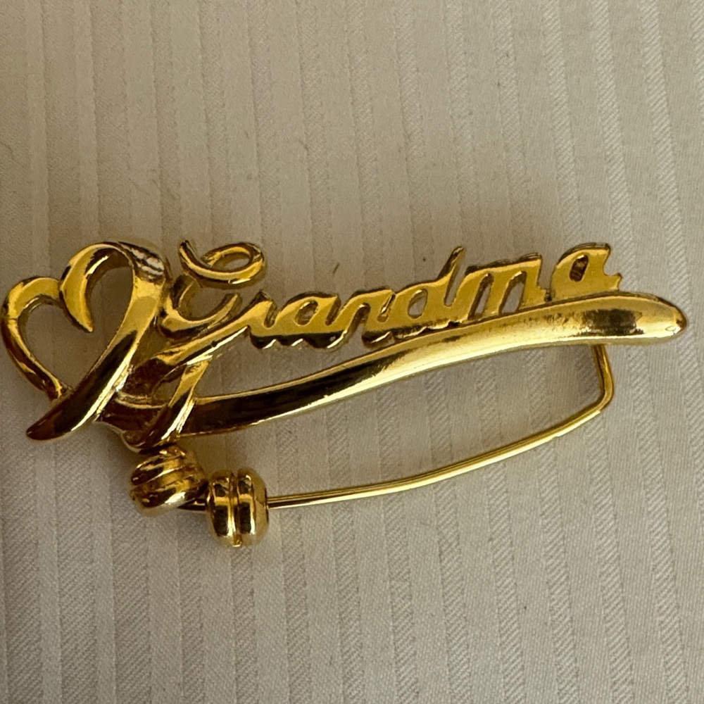 Elegant Gold 'Grandma' Script Brooch